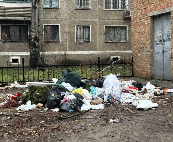 Лень дойти до контейнера: в Николаеве убрали стихийную свалку, которую устроили сами жители