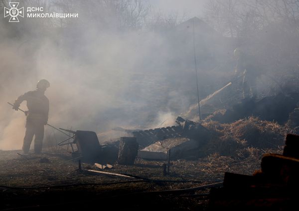 Пожар на околице Николаева: огонь с хозпостроек едва не уничтожил жилой дом