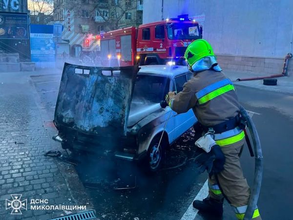 В Николаеве сгорели автомобиль и крыша жилого дома