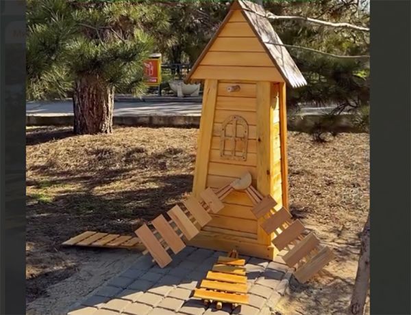 В Николаеве в парке Победы вандалы украли туи, а в Лесках разломали декоративную мельницу