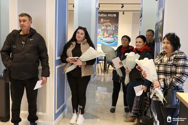 С ремонтом и мебелью: в Николаеве пять семей переселенцев получили ключи от квартир