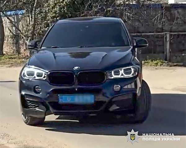 В Николаеве оштрафовали водителя, который прицепил на свой BMW полицейские номера