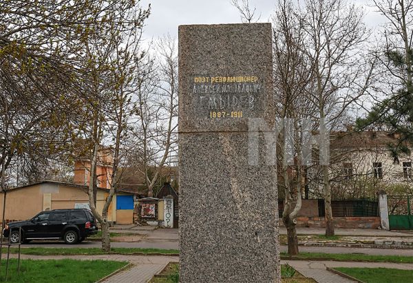 Парадокс Гмырева: как «пролетарский поэт» с 10 стихами стал символом Николаева и почему его бюст наконец-то убрали