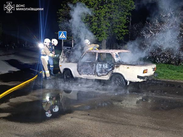 Ночью в Николаевской области на дороге загорелся ВАЗ-2106
