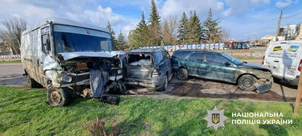 На Николаевщине пьяный угонщик на фургоне снес столб и протаранил три авто