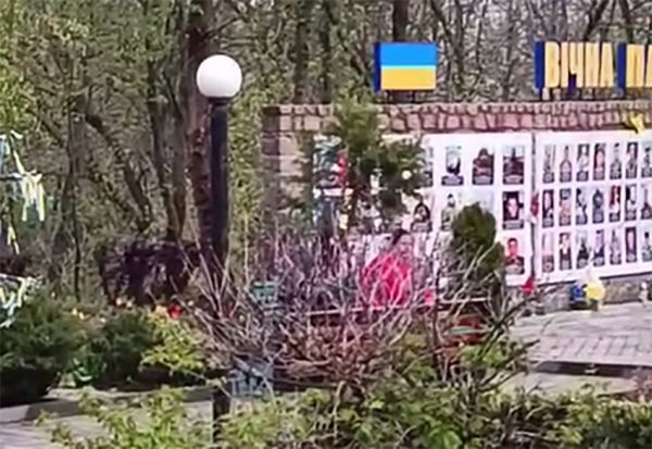 В Первомайске полиция наказала женщину, которая нагадила у мемориала