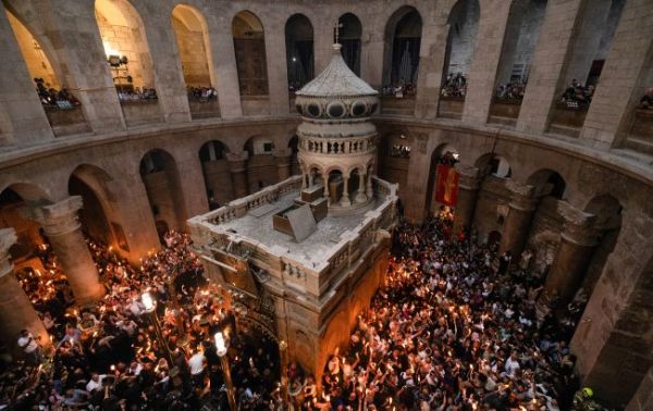 В Храме Гроба Господня в Иерусалиме при чрезвычайных условиях сошел Благодатный огонь