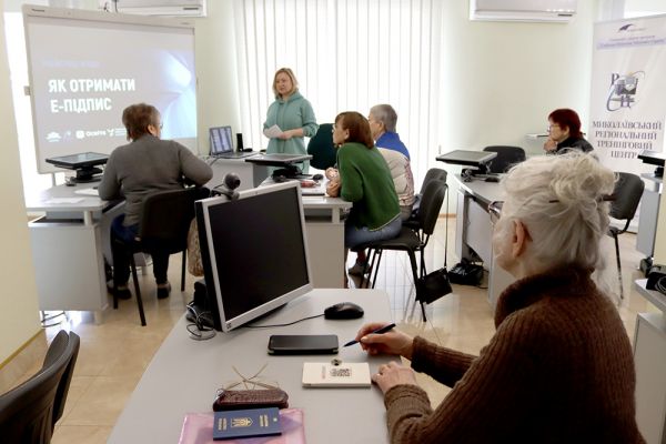 В Николаеве старшее поколение бесплатно учат цифровой грамотности и работе в «Дії»