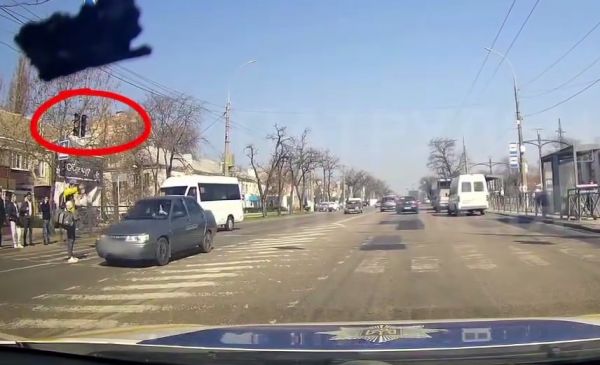 Мгновенная карма: В Николаеве водитель ВАЗа едва не сбил пешехода на глазах патрульных