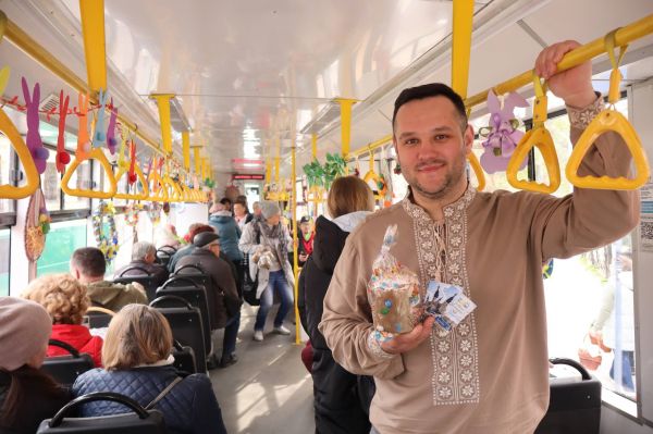 В Николаеве по городу курсирует «Пасхальный трамвайчик»