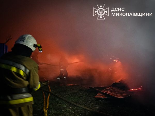 В Николаевской области пожарные вынесли из горящего здания восемь баллонов с пропаном
