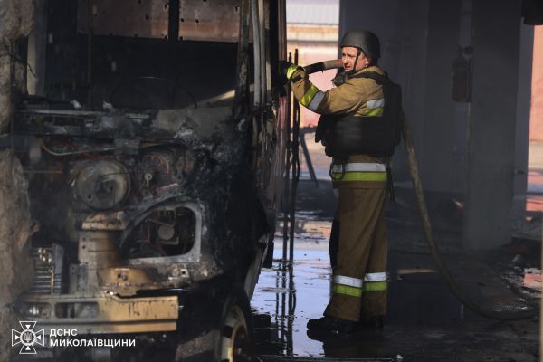 Огнеборцы тушили огонь на месте прилетов в Николаеве и Березнеговатской общине. Фото