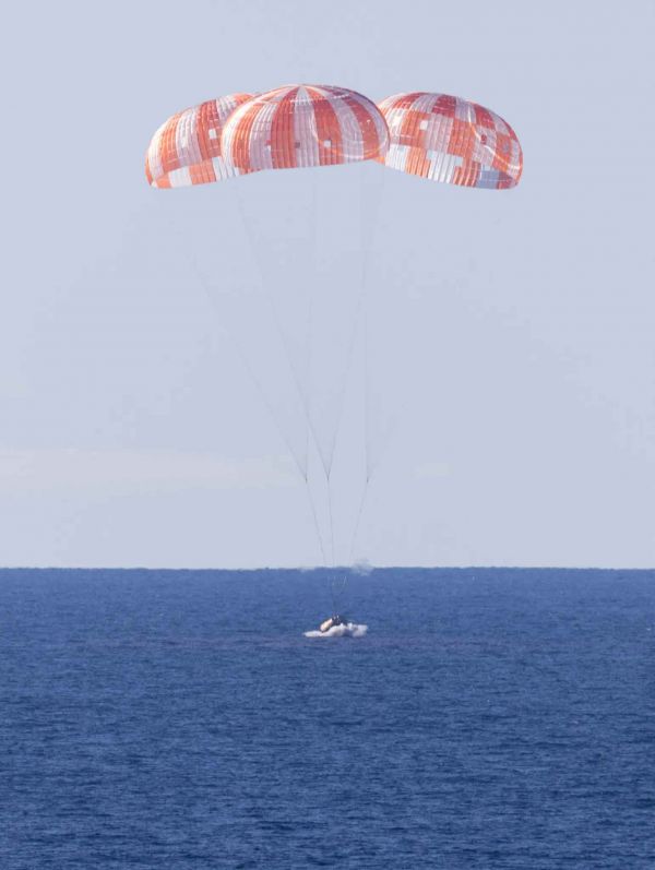 Астронавты лунной миссии Artemis II приводнились в Тихом океане