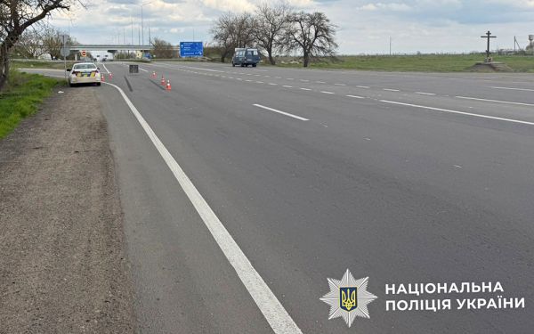 Под Николаевом водитель сбил и бросил на трассе раненного пешехода