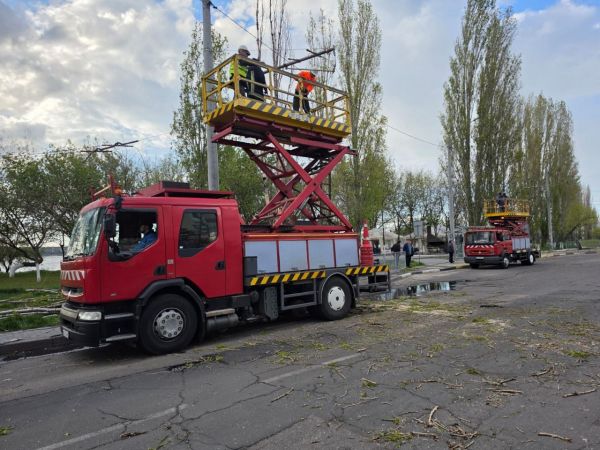 Сильный ветер срывает движение электротранспорта в Николаеве