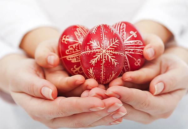 Как привлечь удачу в дом на Пасху: народные поверья о деньгах, свечах и праздничном столе