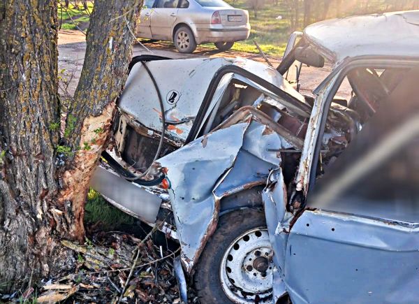 Капот сложился в кабину: на Николаевщине в жуткой аварии погиб водитель ВАЗа