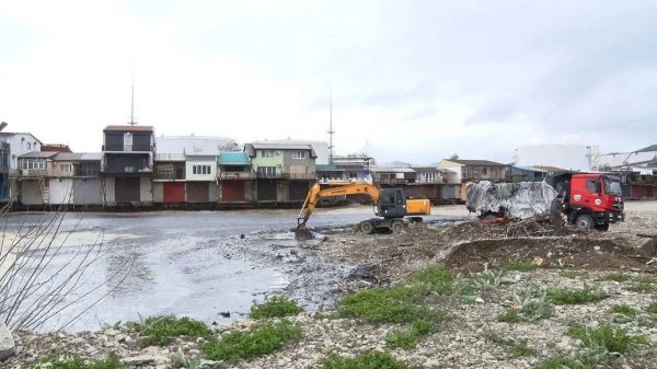 Пять дней в Туапсе шел нефтяной дождь с пеплом после прилета добрых дронов