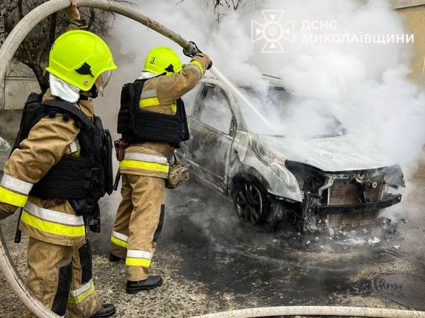 В Николаеве горела легковушка – пожарные спасали припаркованные рядом авто