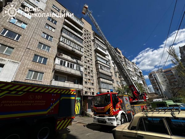 Николаевская пенсионерка выбралась из горящей квартиры на 7-м этаже через балкон с помощью автолестницы
