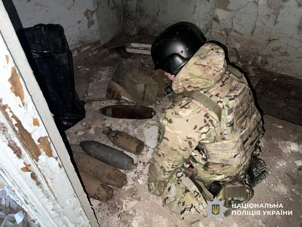 В подвале заброшенного здания под Снигиревкой кто-то припрятал авиаракету и минометные мины