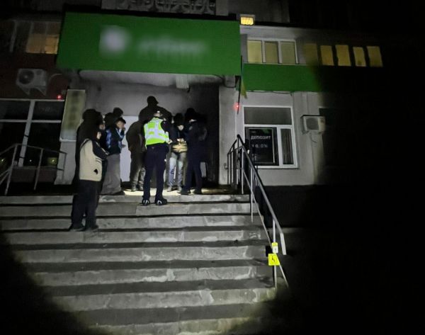 Ночной поджог на Центральном проспекте: в Николаеве парень пытался сжечь «Акцент-Банк»