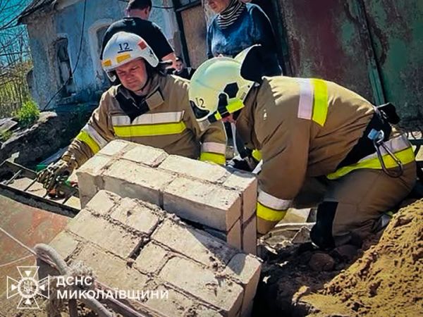 На Николаевщине мужчину привалило бетонной плитой