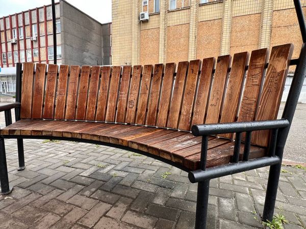 «Николаевские парки» заявили о намерении покрасить лавку в центре города