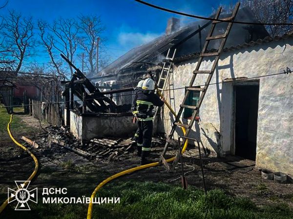 После российской воздушной атаки загорелась хата на Николаевщине