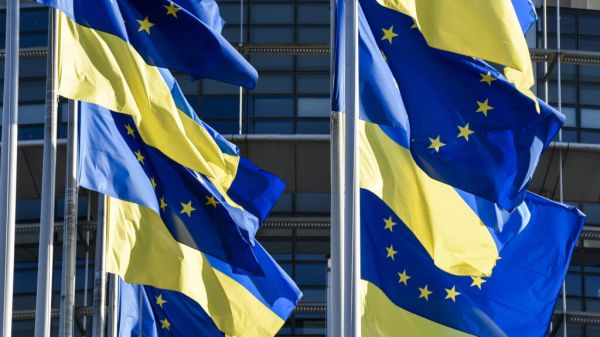 ЕС не будет эвакуировать дипломатов из Киева на 9 мая, несмотря на угрозы путина