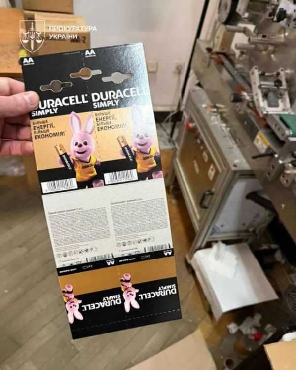 В Украине массово штамповали поддельный Duracell: дельцов нашли по сигналу из Америки