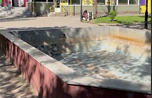 В Николаеве дважды за два дня вандалы повредили фонтан возле памятника Макарову