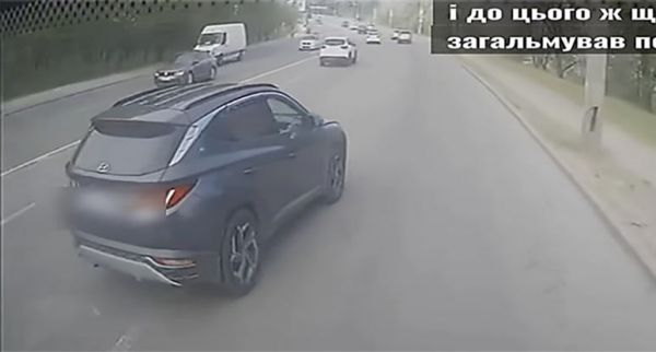 Камеры сняли, как в Николаеве Hyundai Tucson подрезал полный троллейбус: двое пассажиров в больнице