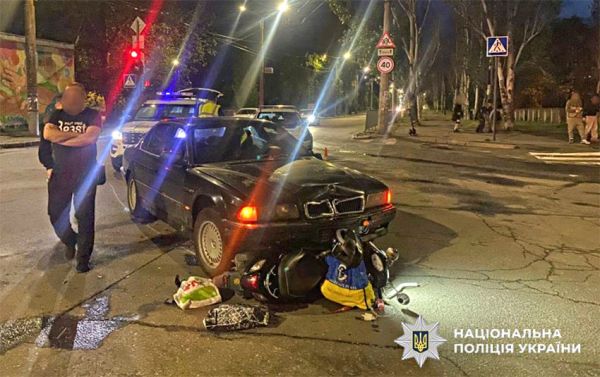 В Николаеве на перекрестке 20-летний водитель BMW сбил мопедиста