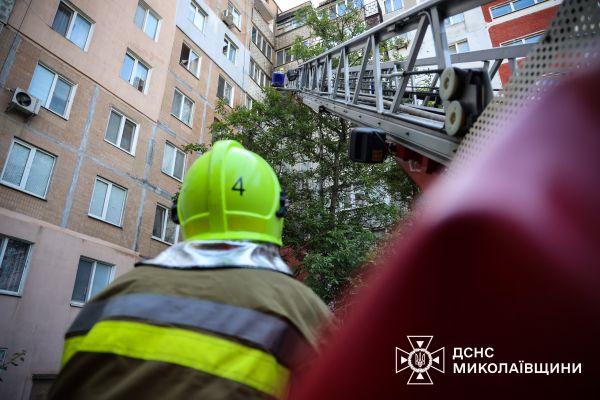 Утреннее ЧП в Николаеве: пожар в многоэтажке в Ингульскои районе (фото)