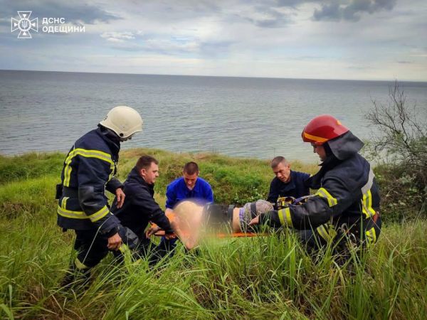 В Пивденном женщина сорвалась с обрыва, сломала шею и впала в кому