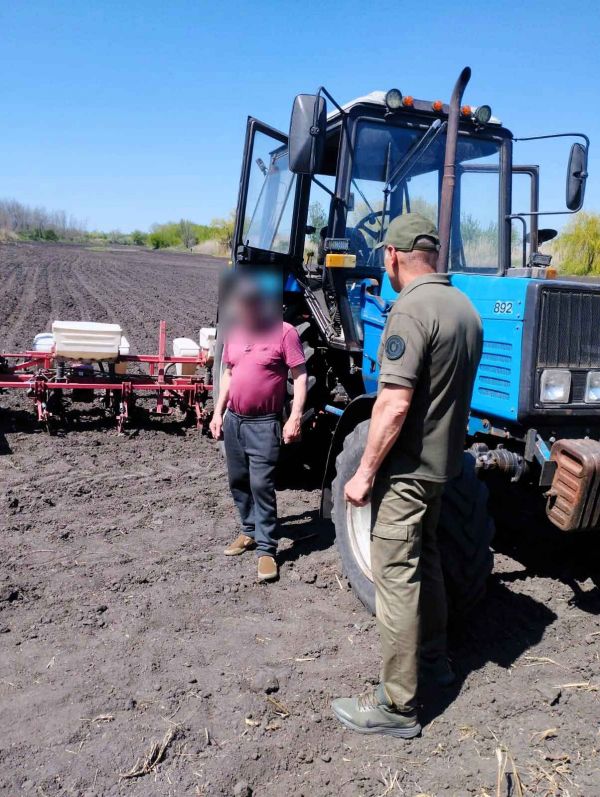 На Николаевщине предприимчивый аграрий вспахал дно высохшего пруда и лесные угодья
