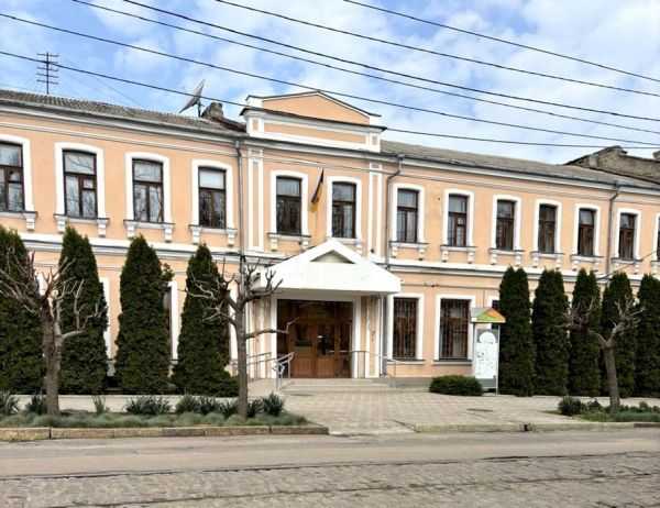 Как здание госуниверситета в центре Николаева попало в частные руки и почему его сейчас срочно продают за миллион долларов