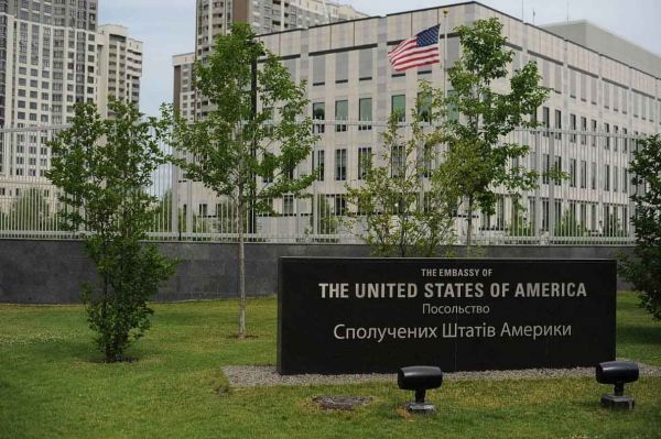 Посольство США в Украине не закрывалось, Зеленский встретился с американскими законодателями