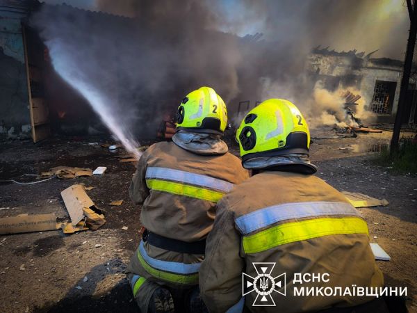В Николаеве большой пожар на складе на Бедзая: огонь тушат 40 спасателей (видео)