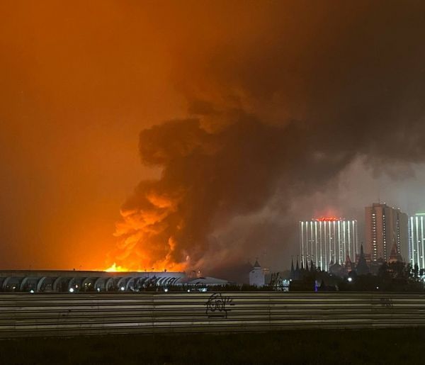 Ночью Кремль в Измайлово тушили сто московских пожарных