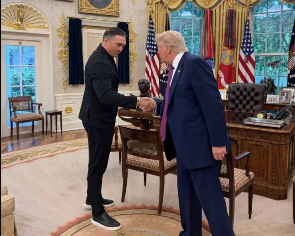 Дональд Трамп и Александр Усик обменялись взглядами: детали визита чемпиона в Белый дом