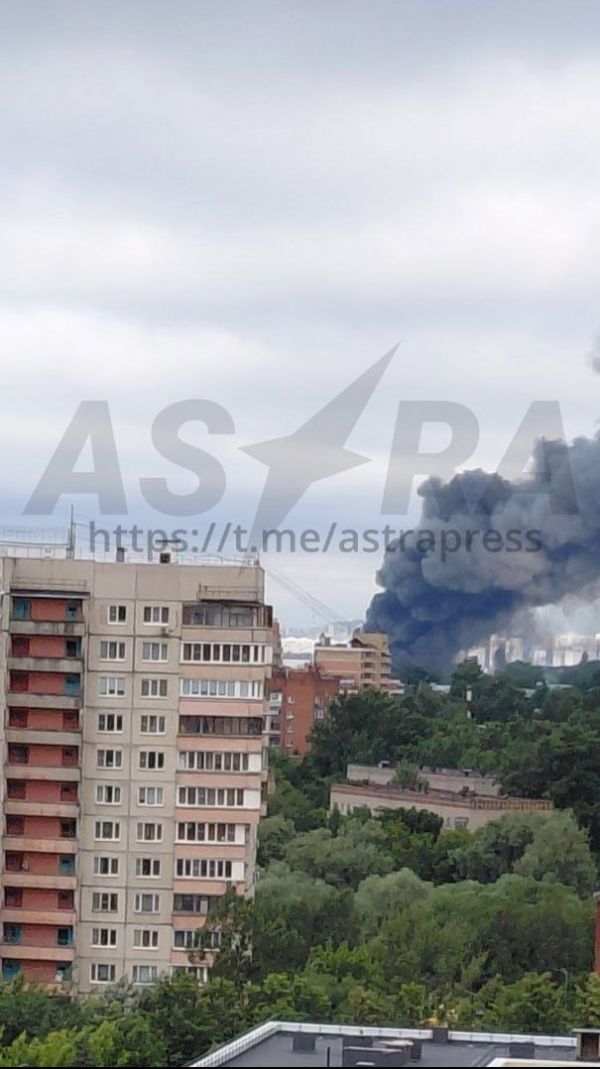 Над Москвой зафиксированы многочисленные взрывы и попадание в крупнейший НПЗ региона