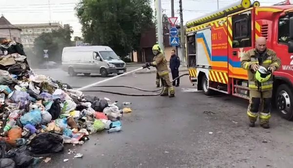 В Николаеве к горящему мусоровозу экстренно вызвали пиротехников