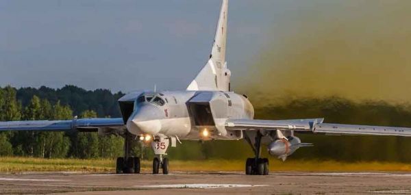 Российский бомбардировщик Ту-22 упал в Иркутской области. Видео