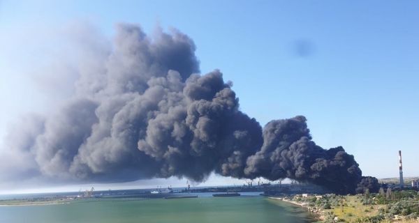 Половина Крыма без света, в Керчи 47-километровый шлейф дыма