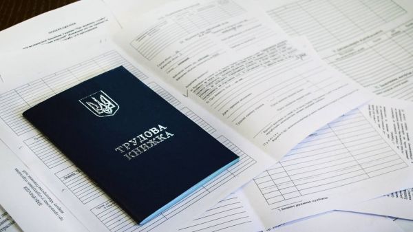 Выход на пенсию госслужащих: сколько нужно стажа и что важно учесть