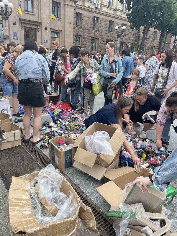 В Николаеве на Соборной площади на благотворительной акции детям дарили велосипеды, самокаты, обувь