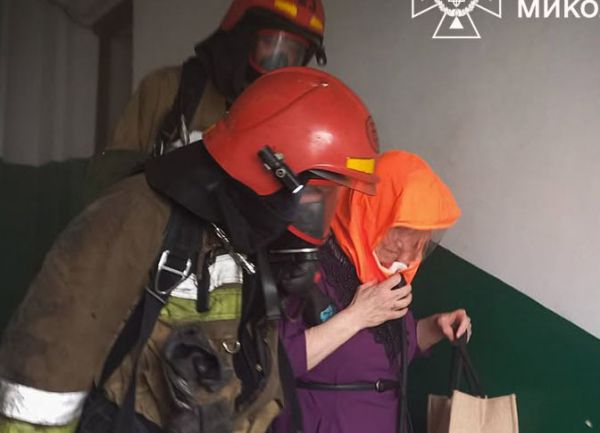 В селе на Николаевщине горела многоэтажка: жильцов эвакуировали в лицевых масках