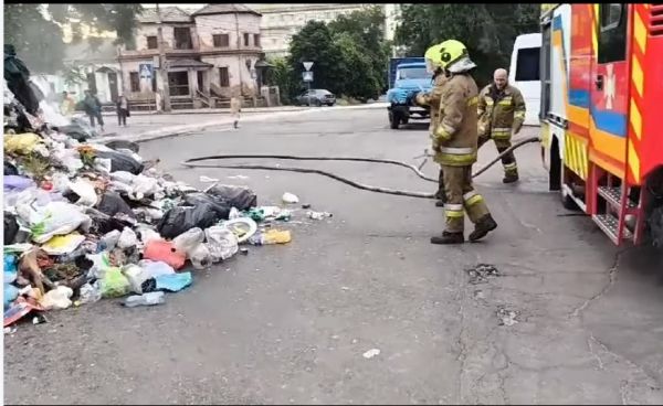 В Николаеве из-за выброшенной на свалку сигнальной ракеты загорелся мусоровоз (видео)